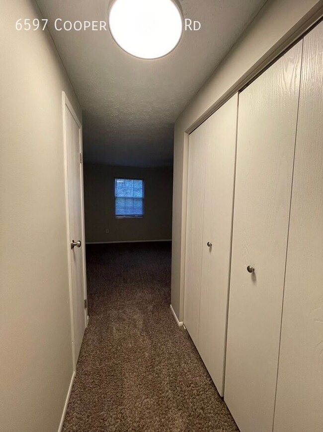 Building Photo - 2 Bed 2.5 Bath - Updated, Scenic, Convenient