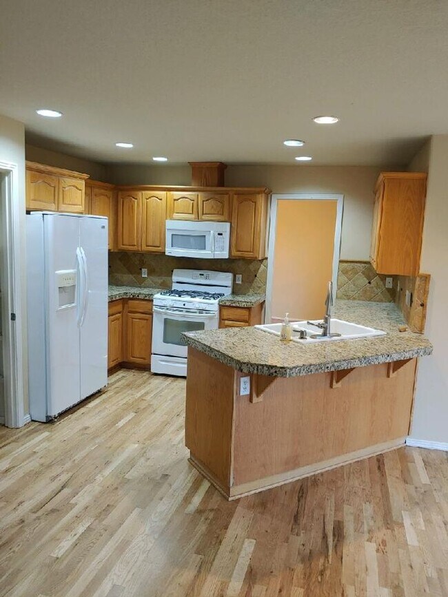 Building Photo - Newer 4 bedroom Home