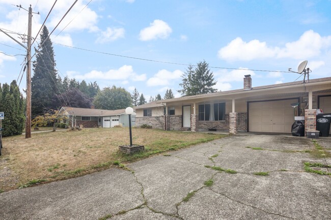 Building Photo - Move in Ready now! Easy JBLM commute, 3 be...