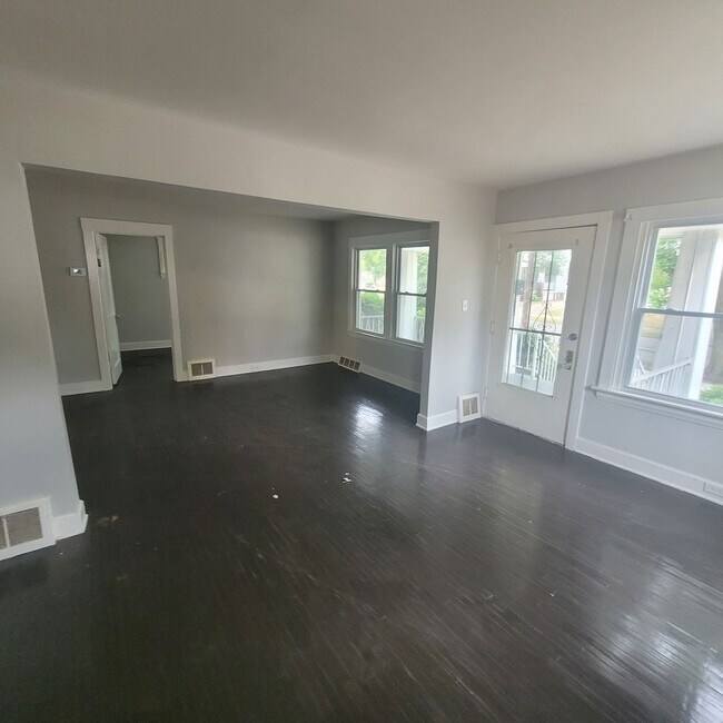 Building Photo - 3219 W 114th St