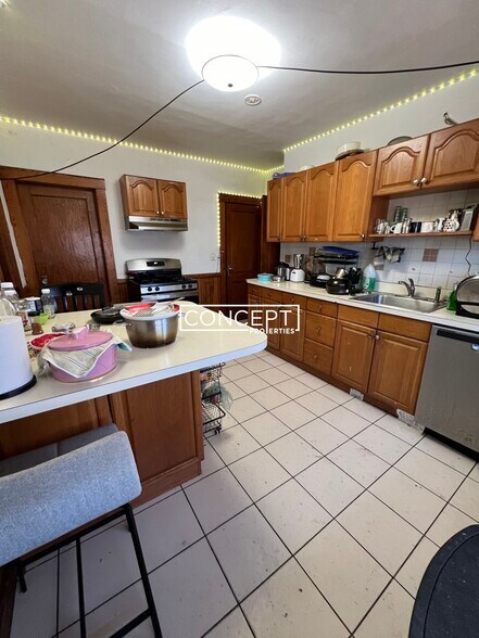 Building Photo - 23 Moraine St