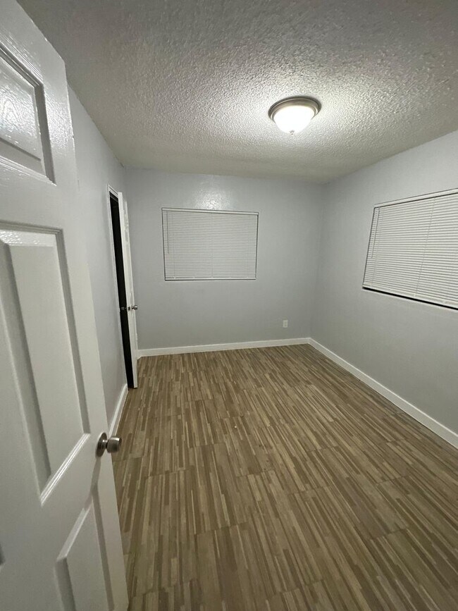 Building Photo - 2845/2847 W 6th St.