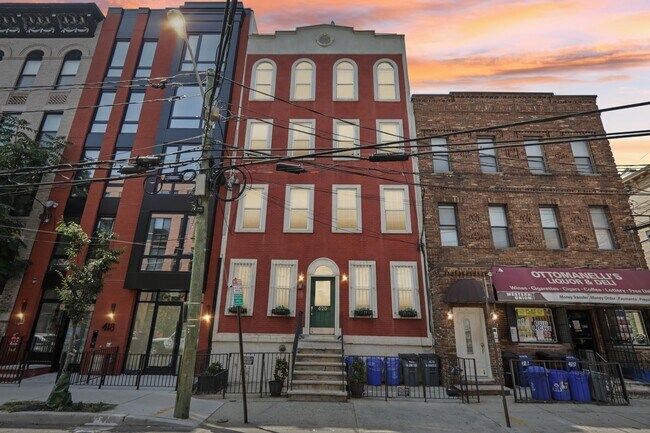 Building Photo - 420 Monroe St