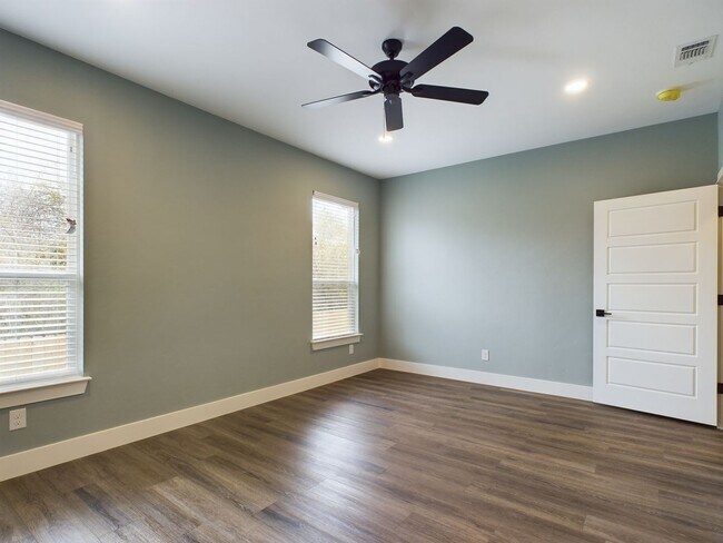 Building Photo - Charming 3-Bedroom Home with Updated Kitchen and Dual-Sink Primary Bath