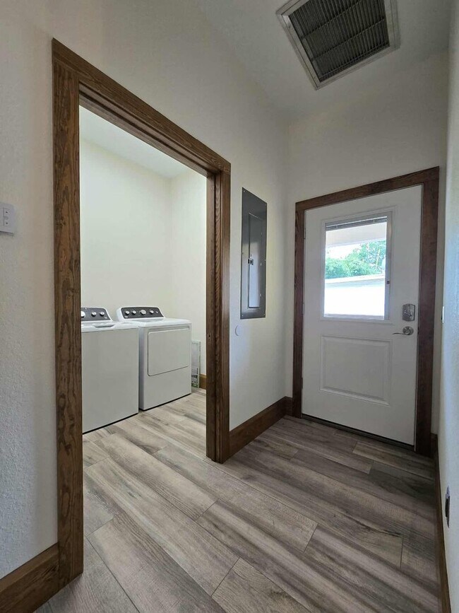 Building Photo - Lakeland's Historic District: 3 Bed/2 Bath