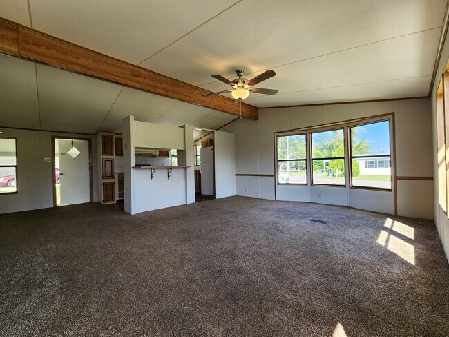 Building Photo - 2 Bedroom 2 Bathroom W/ Storage in family friendly neighborhood!