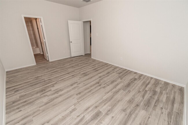 Building Photo - 3311 Lake Como Ct