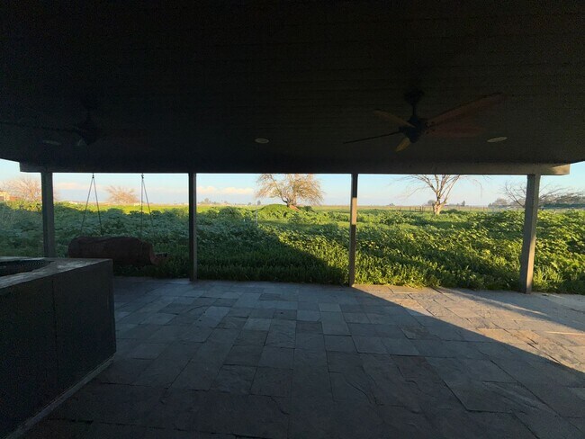 Building Photo - 4-bedroom, 2-bathroom home located in the vibrant city of Visalia, CA.