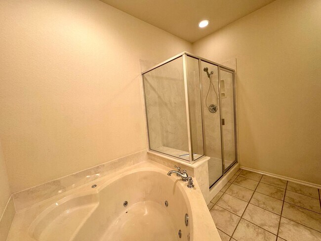 Building Photo - Stunning 2 bedroom 2 bathroom townhome in ...