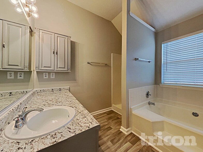 Building Photo - 4123 Green Field Dr