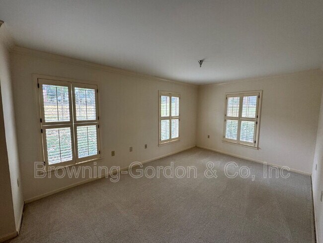 Building Photo - 5025 Hillsboro Pike