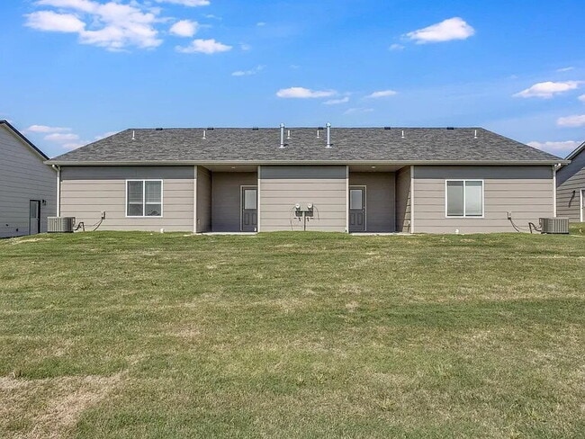 Building Photo - 5242 N Cypress Cir