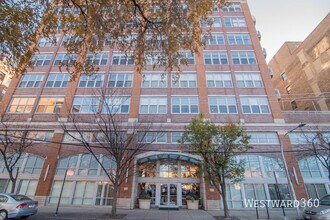 Building Photo - 933 W Van Buren St