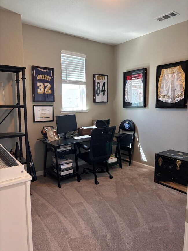 Building Photo - Newer 4 bedroom 2.5 bathrooms Available May 16th