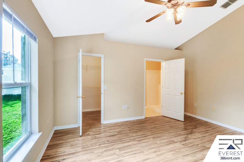 Building Photo - 5 Lancelot Dr