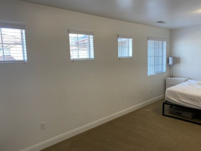 Building Photo - Ivory Town Home in Escondido Community!