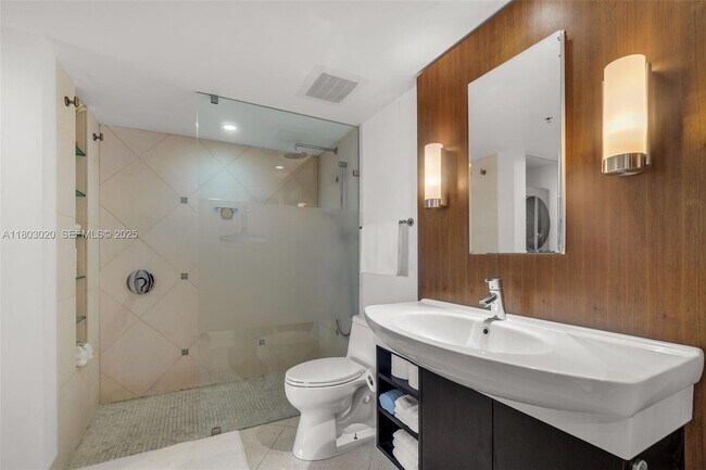 Building Photo - 1750 N Bayshore Dr