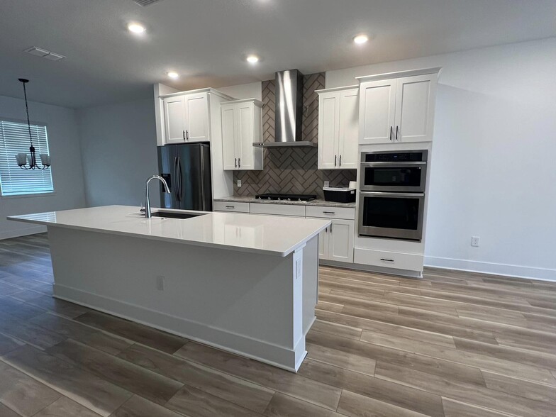 Stunning kitchen - 14990 Lebeau Loop