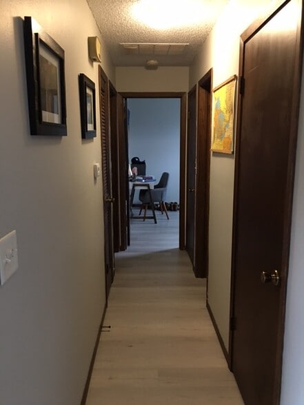 Building Photo - 1460 Eastview Dr