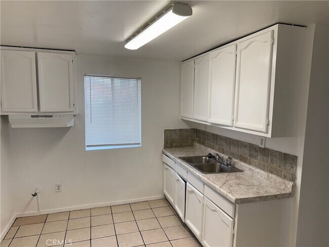Building Photo - 1124 E 40th Pl