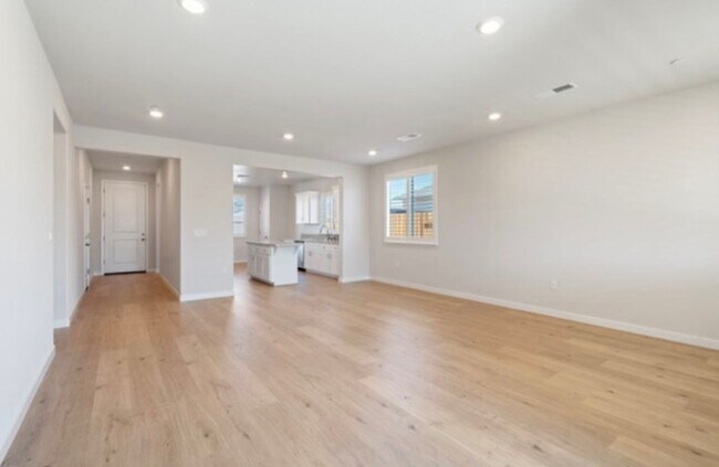 Building Photo - Newer Single Story 3 Bedroom Home for Rent in West Roseville