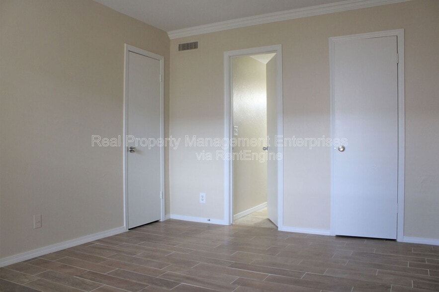 Building Photo - 11130 N Stratford Dr