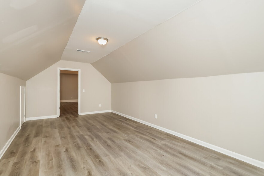 Building Photo - 3073 Essex Dr