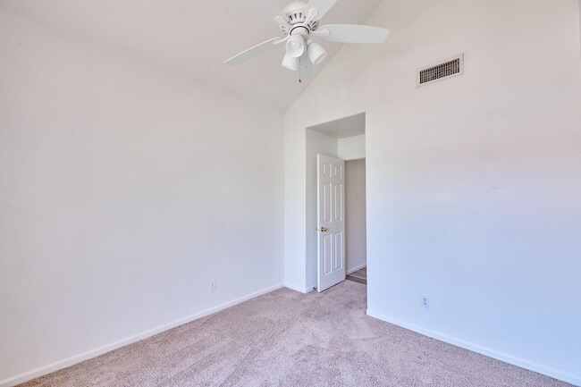 Building Photo - 2 Bed / 2 Bath Condo with Garage in Centra...