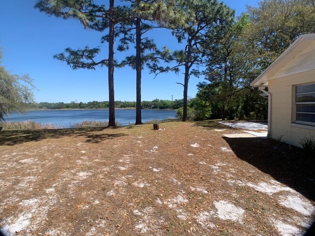 Building Photo - Lake front home with Lots of space