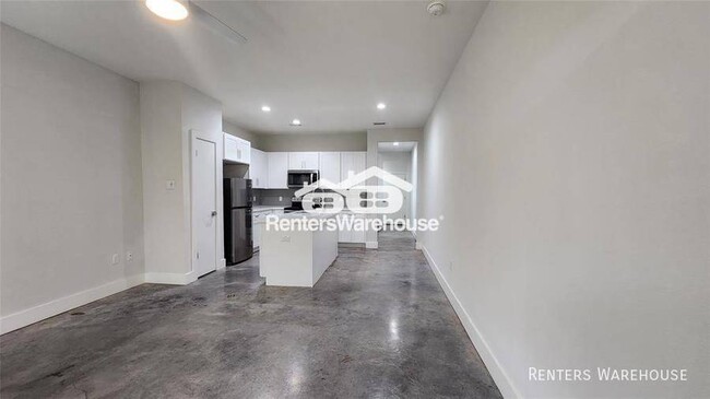 Building Photo - Modern, stylish 3 story condo with a priva...