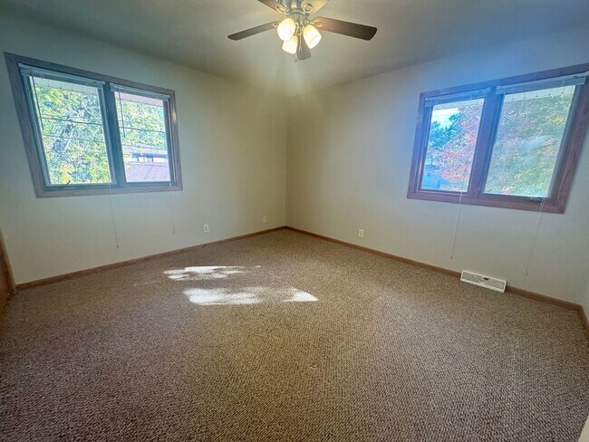 Building Photo - **DEPOSIT SPECIAL** 3 bedroom, 2 bath town...