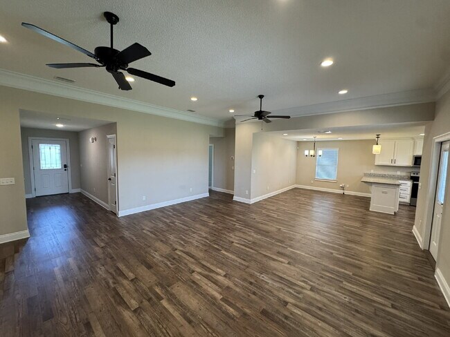 Building Photo - Beautiful Brick 3/2 in popular neighborhood!