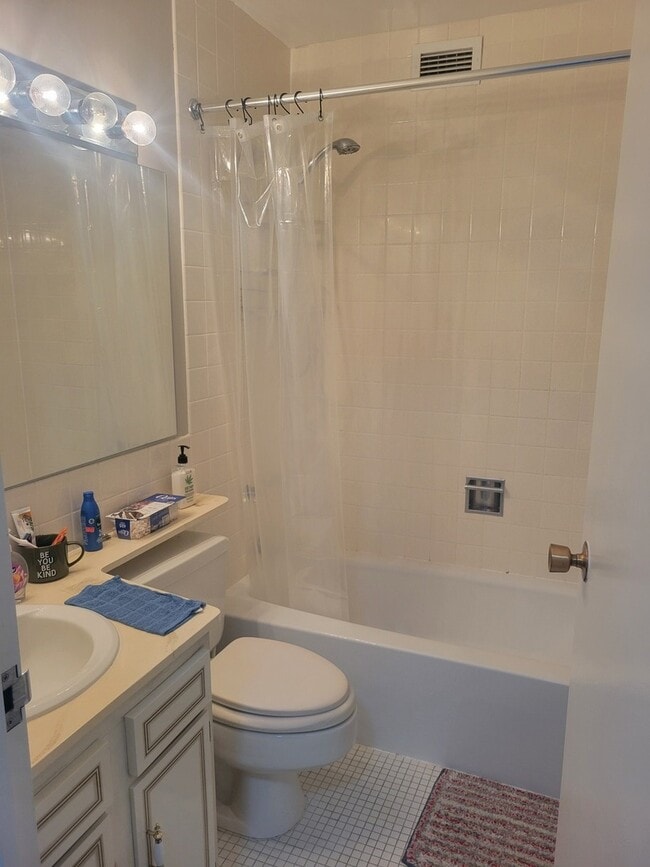 Building Photo - 6171 N Sheridan Rd