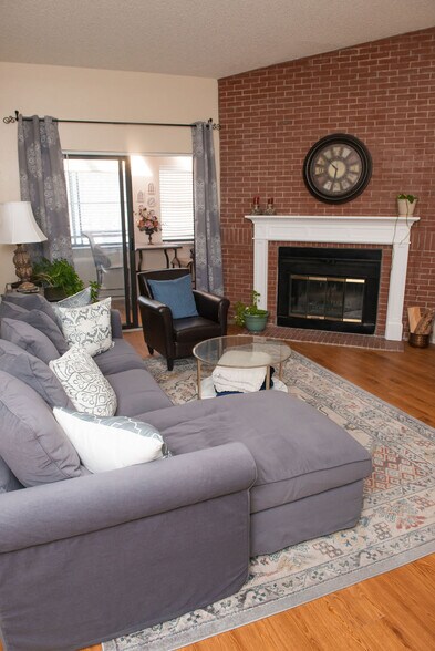 Building Photo - 534 E 7th Ave