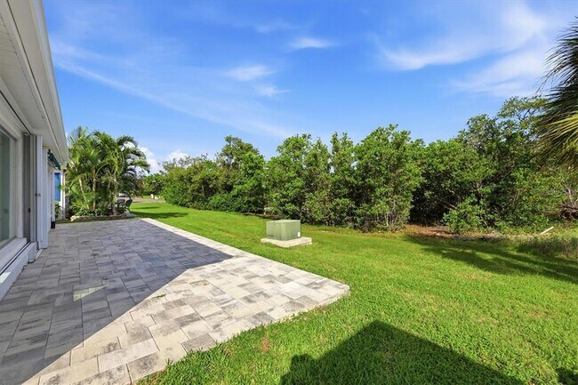 Building Photo - 885 Spanish Dr N