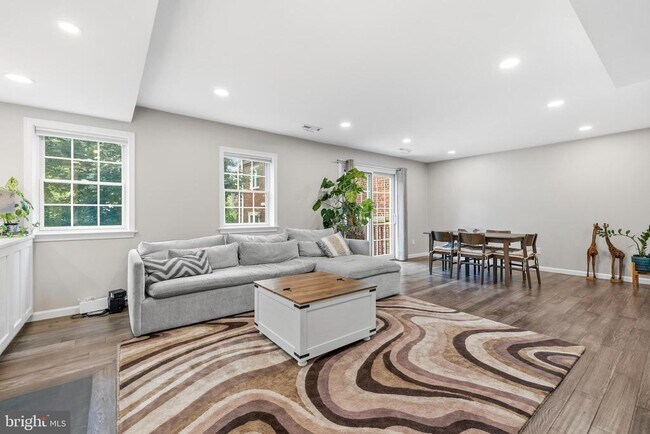 Building Photo - 4880 Chevy Chase Dr
