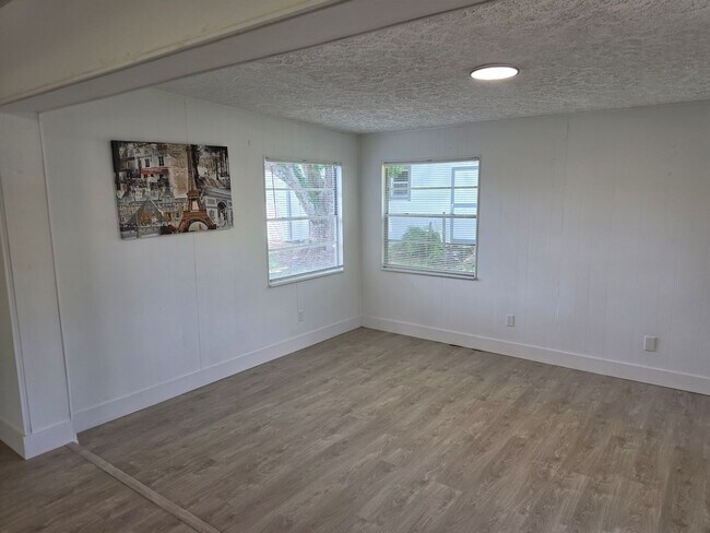Building Photo - FOR RENT!!! SIMPLY STUNNING AND SPACIUS 3 BED 2 BATH SINGLE FAMILY HOME..