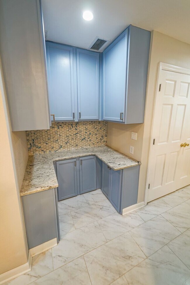 Building Photo - UPDATED 2 Bed / 2 Bath with LOFT in Summer...