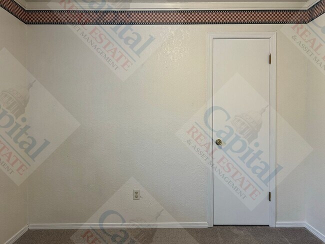 Building Photo - Charming 3 Bedroom