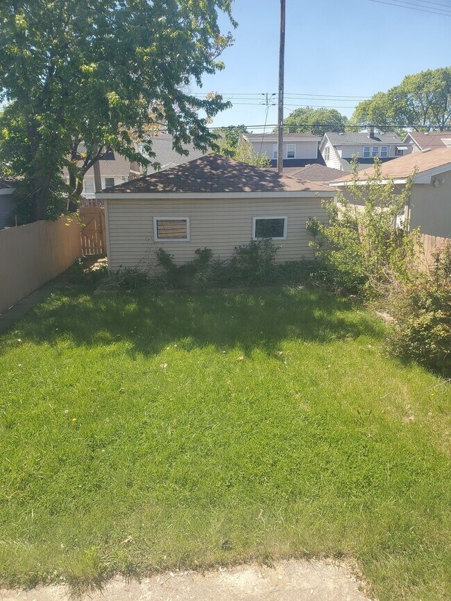 Building Photo - 2635 N Mango Ave