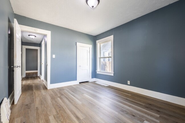 Building Photo - Spacious 2 bedroom/1 bathroom House in Cou...