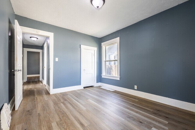 Building Photo - Spacious 2 bedroom/1 bathroom House in Council Bluffs, IA