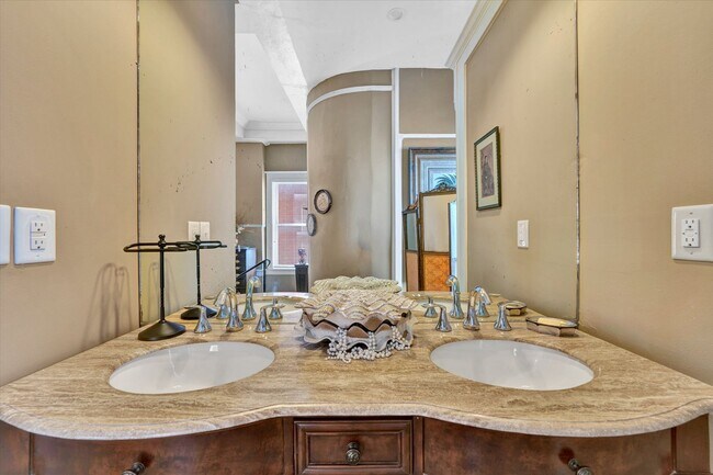 Building Photo - 1025 Church St