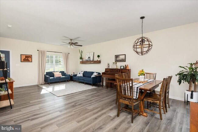 Building Photo - 321 Whispering Echos Dr