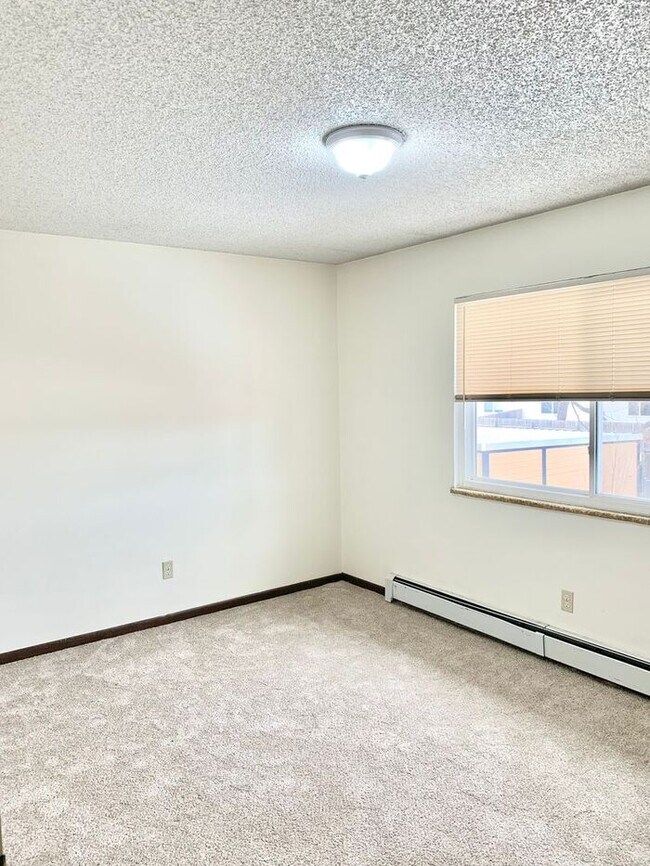 Building Photo - Renovated 2 Bed, 1 Bath in North Central Longmont! Move in specials - Pick One - 1st month free o...