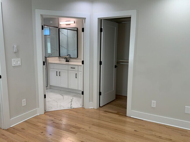 Building Photo - Fabulous Home In West Nashville