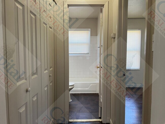 Building Photo - Spacious 3 Bedroom