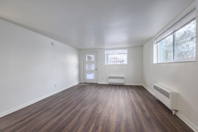 Building Photo - Refreshed Apartment Near Liberty Park