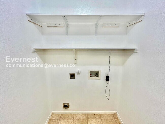 Building Photo - 4 Bed, 2 Bath Home with Fenced Yard & Garage / Available Now!