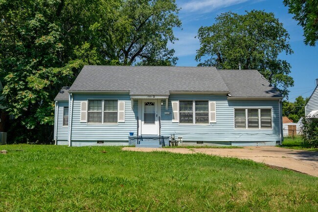 Primary Photo - 2 Bed 1 Bath With Bonus Room in Tulsa